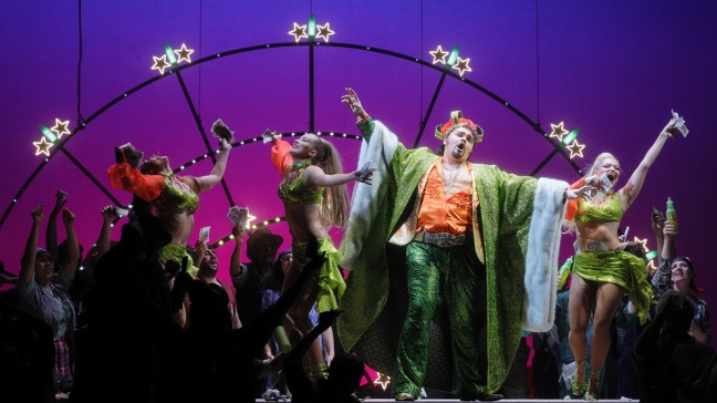Szene aus "Der Liebestrank" am Münchner Gärtnerplatztheater (Premiere 23. Mai 2025) | Bildquelle: Marie-Laure Briane