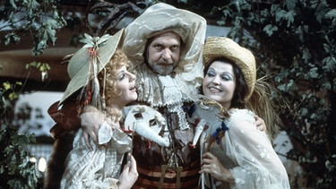 Szene "Lustige Weiber von Windsor" 1977 mit Trudeliese Schmidt, Karl Ridderbusch und Helen Donath | Bild: picture-alliance/dpa