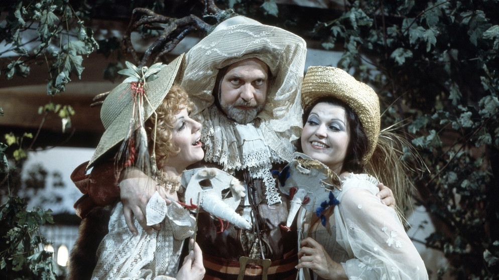 Szene "Lustige Weiber von Windsor" 1977 mit Trudeliese Schmidt, Karl Ridderbusch und Helen Donath | Bild: picture-alliance/dpa