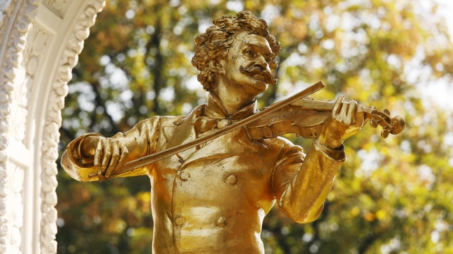 Das vergoldete Johann-Strauß-Denkmal in Wien. | Bildquelle: picture-alliance/dpa