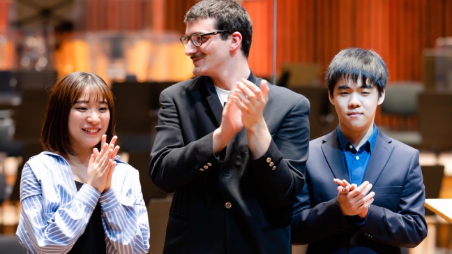Die Preisträger des Rubinstein-Wettbewerbs 2023: Yukine Kuroki, Japan (3. Preis); Giorgi Gigashvili, Georgien (2. Preis) und Kevin Chen, Kanada (1. Preis) | Bildquelle: World Federation of International Music Competitions
