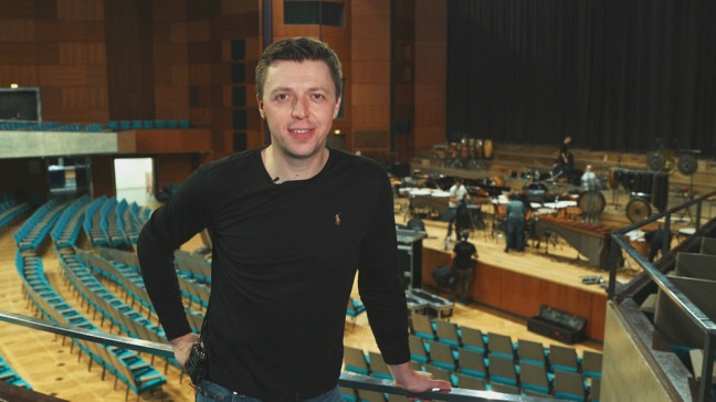 Martin Grubinger in der Meistersingerhalle in Nürnberg während der Moderationsaufzeichnung. | Bildquelle: BR