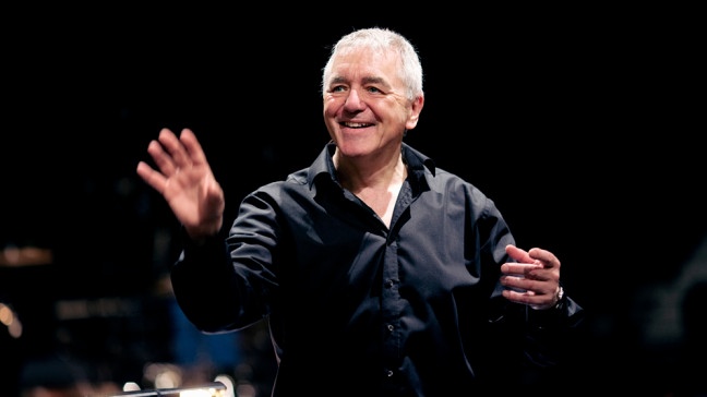 Der künstlerische Leiter Howard Arman (Foto) persönlich leitet das Mitsingkonzert.  | Bildquelle: BR/Astrid Ackermann