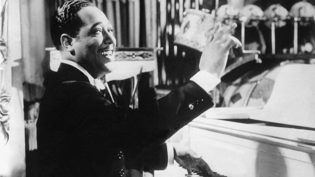Der amerikanische Jazz-Pianist Duke Ellington während eines Auftritts | Bildquelle: picture-alliance/dpa