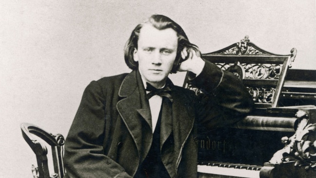 Historisches Foto des Komponisten Johannes Brahms am Klavier. | Bildquelle: picture-alliance / Mary Evans Picture Library