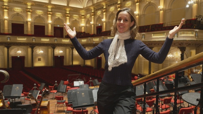 Cellistin und KlickKlack-Moderatorin Sol Gabetta im Konzertsaal des Amsterdamer Concertgebouw. | Bildquelle: BR