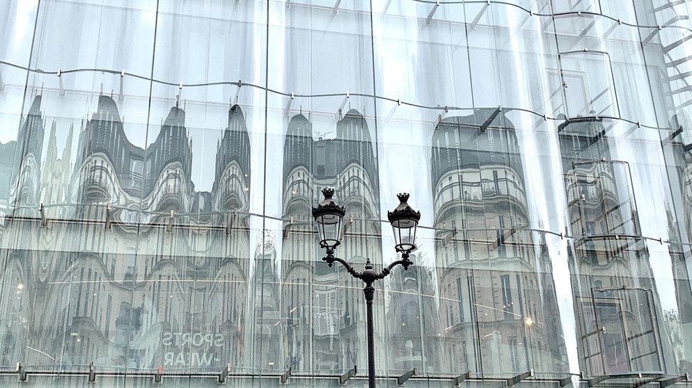 Alt wird Neu: Neues Leben für historische Bauten. Hier: gläserne Gebäudehülle des Samaritaine in Paris. | Bildquelle: BR / Sabine Reeh