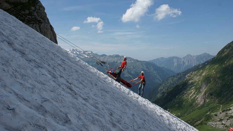 Bergwachttraining - Rettung aus einer Schneerinne | Bildquelle: BR/Jürgen Eichinger