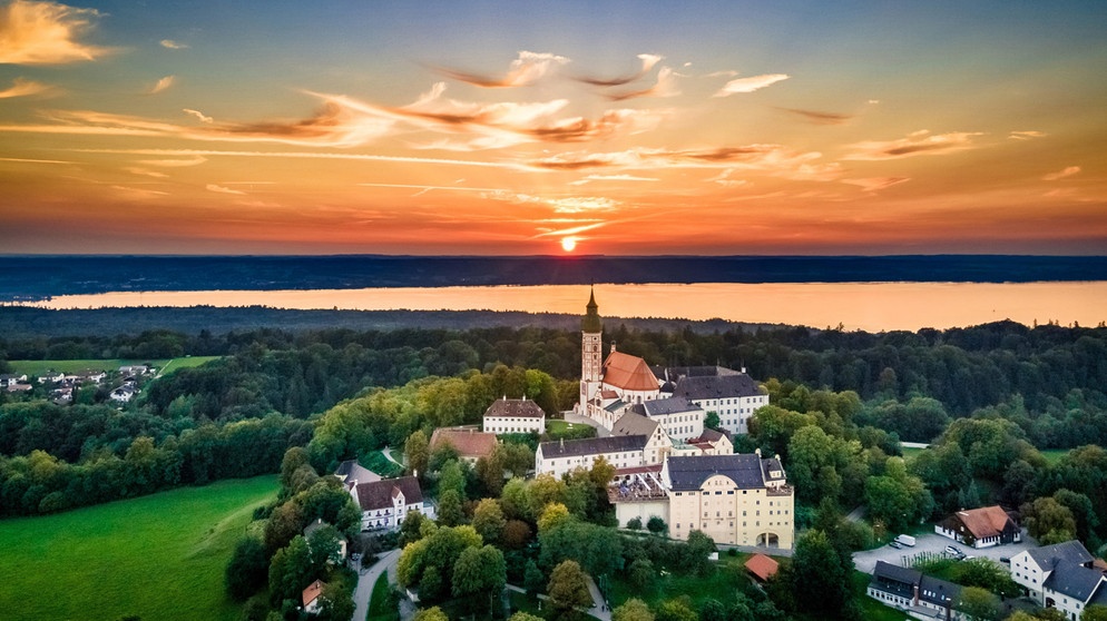 Kloster Andechs auf dem Heiligen Berg in Oberbayern bei Sonnenuntergang. | Bildquelle: picture alliance / blickwinkel/allOver/TPH | allOver/TPH
