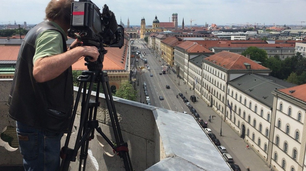 Die Ludwigstraße ist einfach schön. Dreharbeiten vom Dach der Ludwigskirche. | Bildquelle: BR