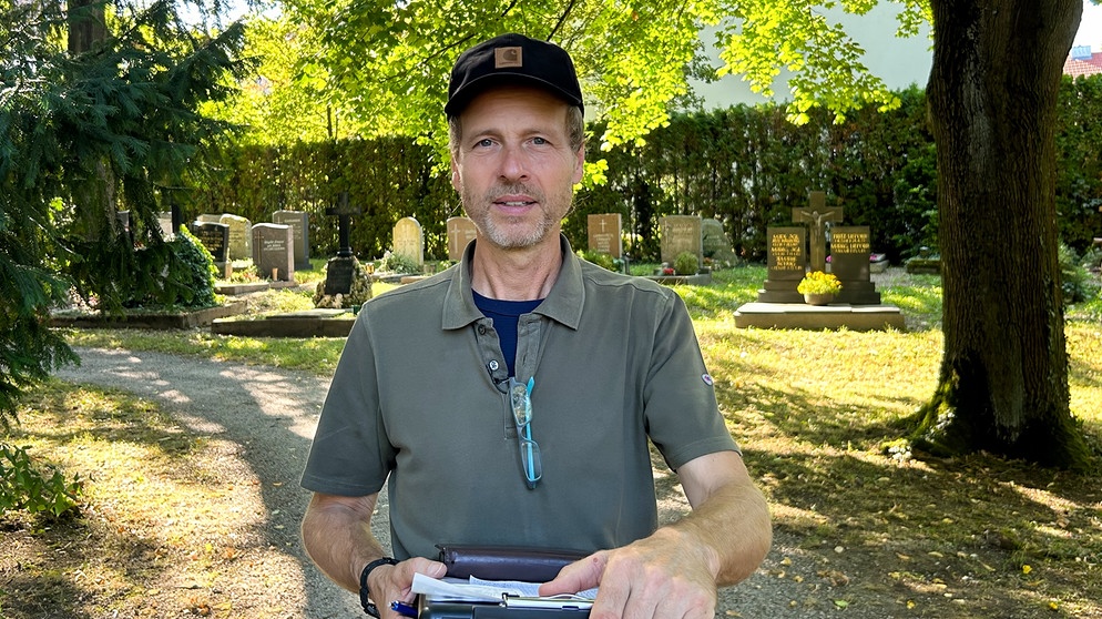 Friedhofsverwalter Martin Baumer auf dem evangelischen Zentralfriedhof in Regensburg. | Bildquelle: BR/Maximus Film GmbH/Caroline Hofmann