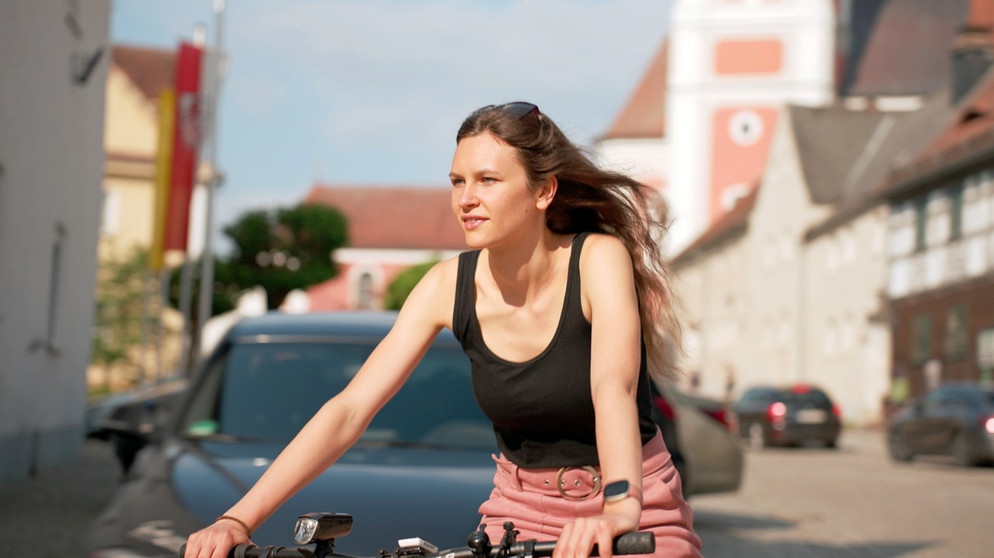 Lilly Melzer unterwegs mit dem Fahrrad in Bad Neualbenreuth. | Bildquelle: BR/Tangram Film International