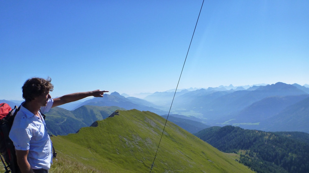Autor Florian Guthknecht unterwegs auf dem Gailtaler Höhenweg. | Bildquelle: BR/Florian Guthknecht