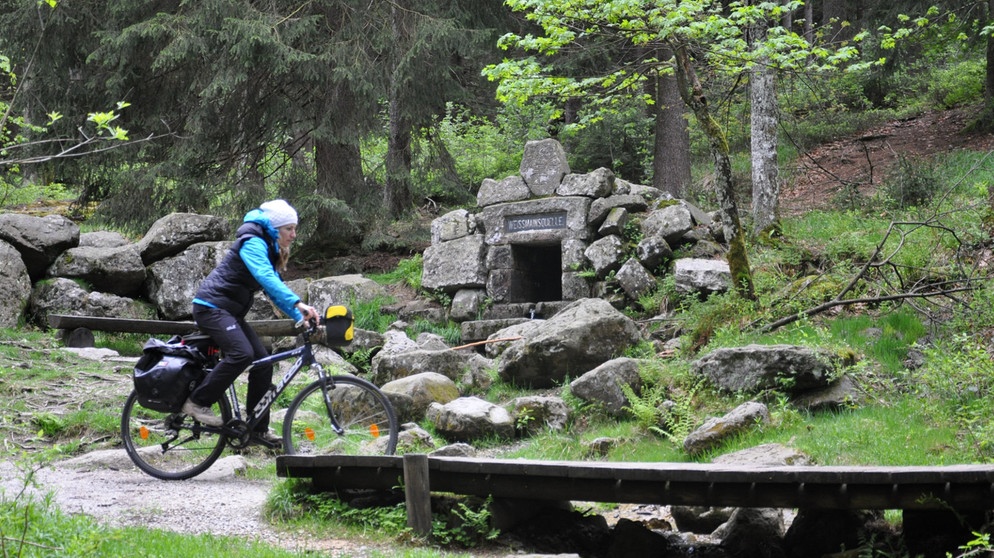 Kathrin Meyer unterwegs auf ihrem Fahrrad am Ochsenkopf im Fichtelgebirge.  | Bildquelle: BR