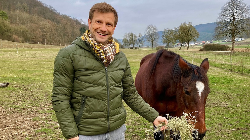 "Unser Land"-Moderator Florian Kienast | Bildquelle: BR/Christine Schneider