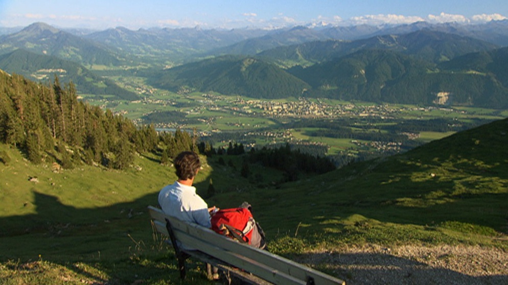 Autor Florian Guthknecht sitzt auf einer Bank während seiner Tour auf dem Adlerweg. | Bildquelle: BR/Florian Guthknecht
