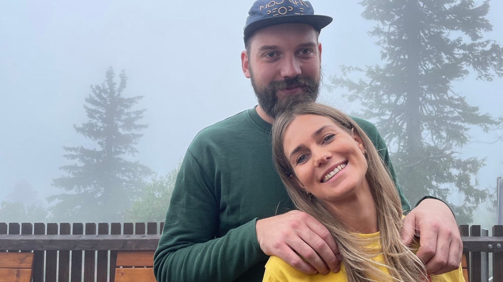 Dreisesselhüttenwirt Philipp Schmöller und Freundin Bettina Kremsreiter. | Bildquelle: BR / Tangram International GmbH