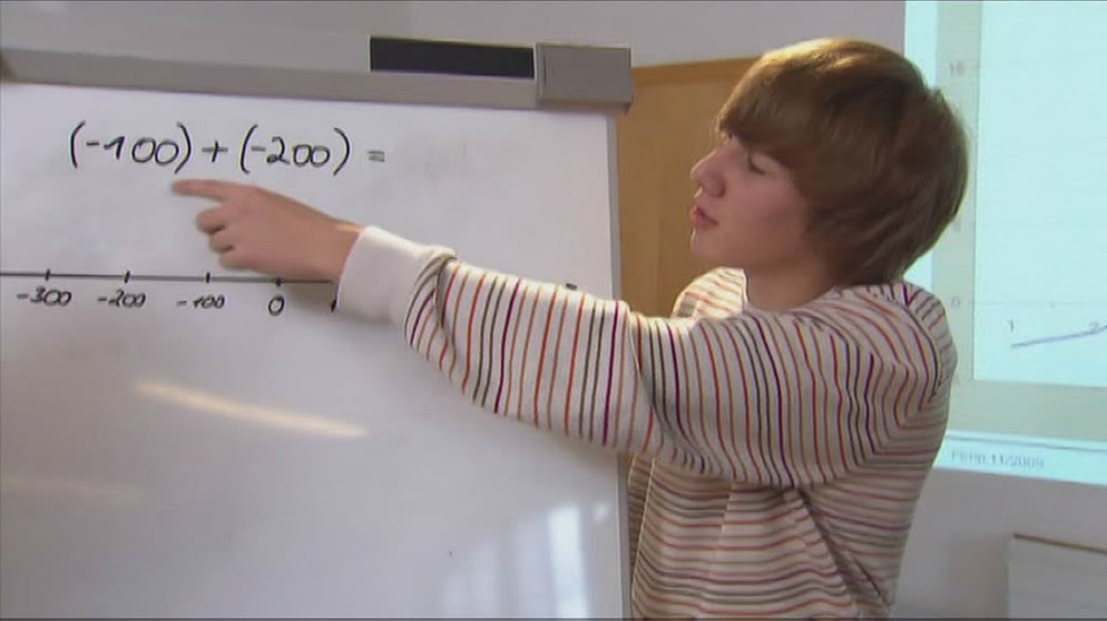 Schüler zeigt auf Wandtafel | Bildquelle: Bayerischer Rundfunk