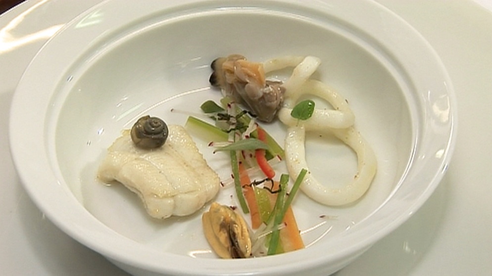 Kochgeschichten Bretagne: Im Restaurant  La Maison de Bricourt bereitet Olivier Roellinger bretonische Spezialitäten zu. | Bildquelle: BR