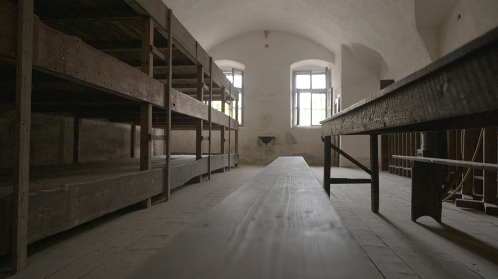 Holzpritschen in den Massenunterkünften des ehemaligen Ghettos Theresienstadt. | Bildquelle: BR
