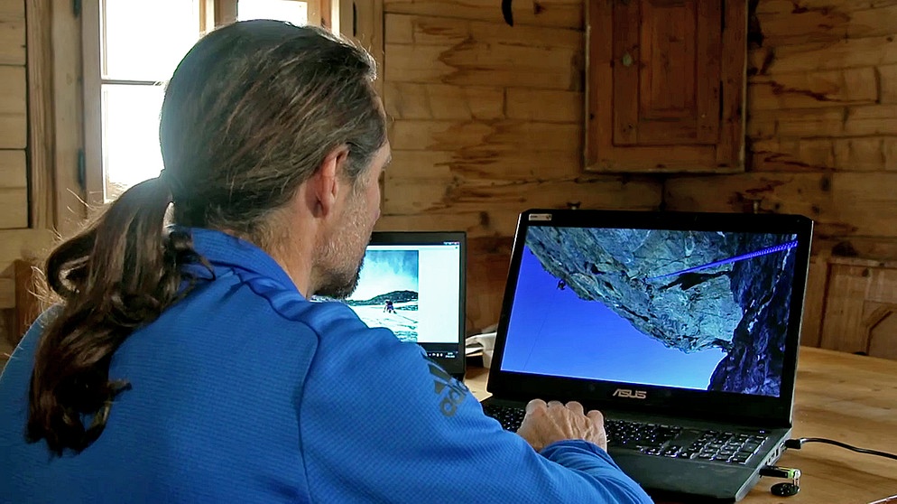 Alexander Huber sitzt im Home-Office an zwei Laptops | Bildquelle: BR