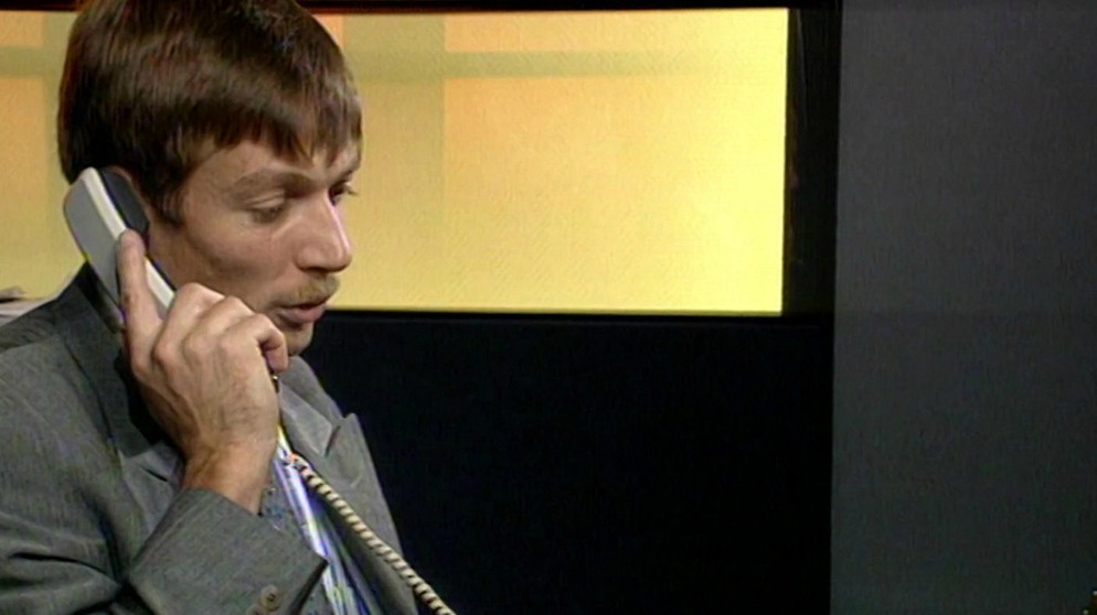 Ein Bankangestellter telefoniert. | Bildquelle: BR