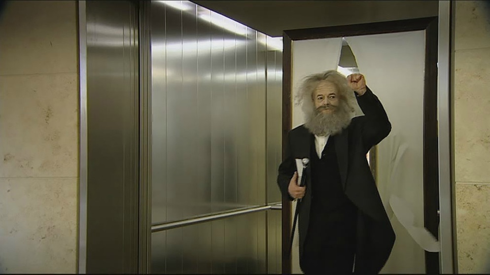 Schauspieler verkleidet als Karl Marx | Bildquelle: Bayerischer Rundfunk