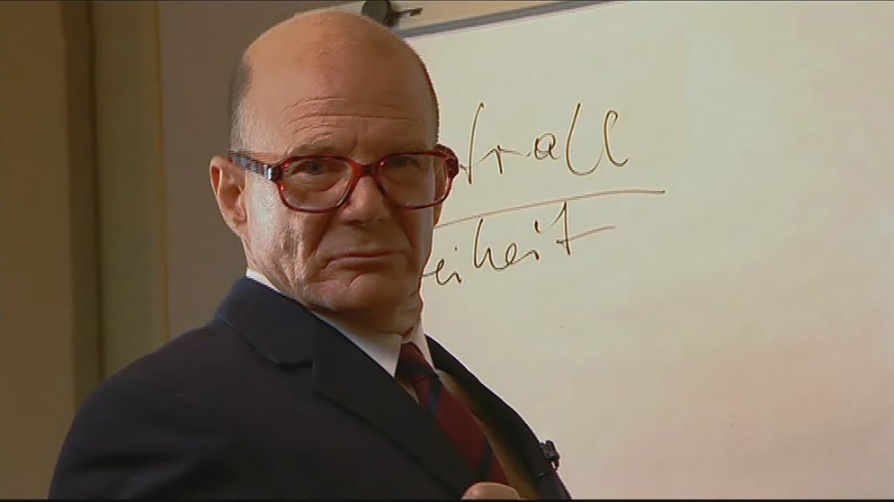 Schauspieler verkleidet als Milton Friedman | Bildquelle: Bayerischer Rundfunk