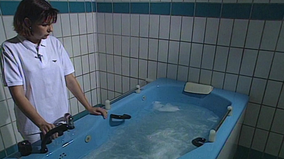 Kosmetikerin Stéphanie bereitet ein Sprudelbad vor. | Bildquelle: BR
