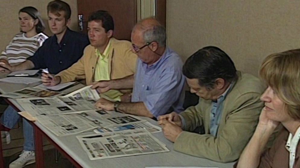 Mehrere Journalisten diskutieren in einer Redaktionskonferenz. | Bildquelle: BR