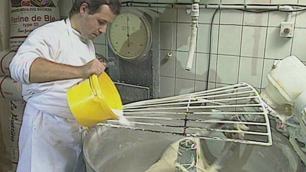 Ein Bäcker in seiner Backstube. | Bildquelle: BR