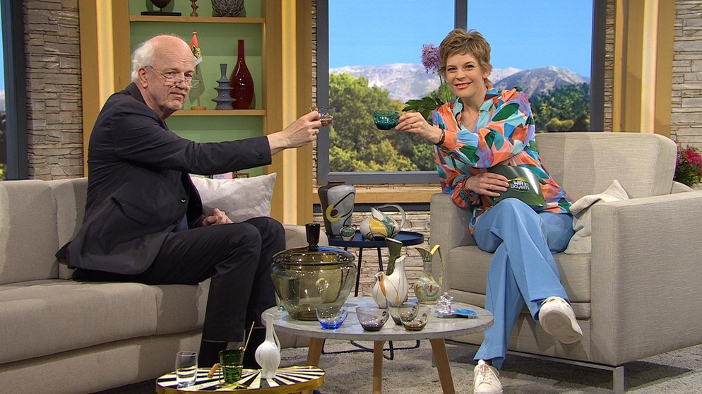 50er-Jahre-Sammler Olaf Nie und Moderatorin Sandra Bouscarrut | Bildquelle: Wir in Bayern
