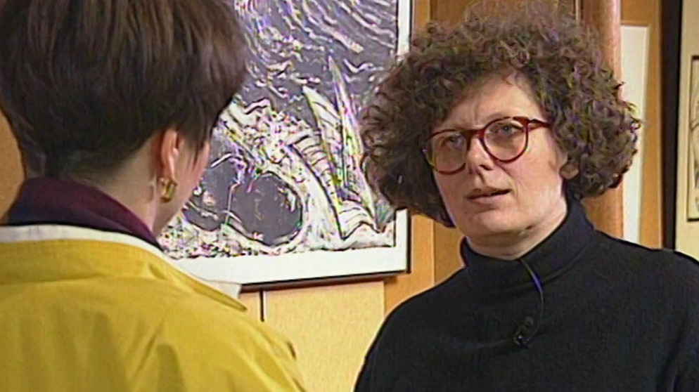 Bibliothekarin Marie-Pierre berichtet von ihrer Arbeit. | Bildquelle: BR