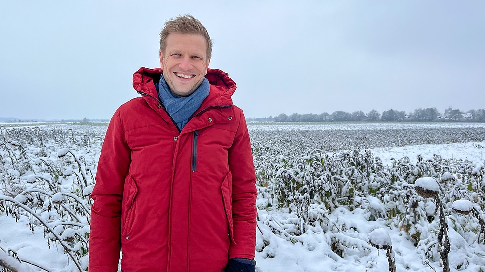 Moderator Florian Kienast vor verschneiter Landschaft | Bildquelle: BR