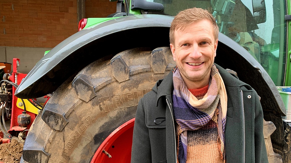 "Unser Land"-Moderator Florian Kienast | Bildquelle: BR/Jutta Schilcher