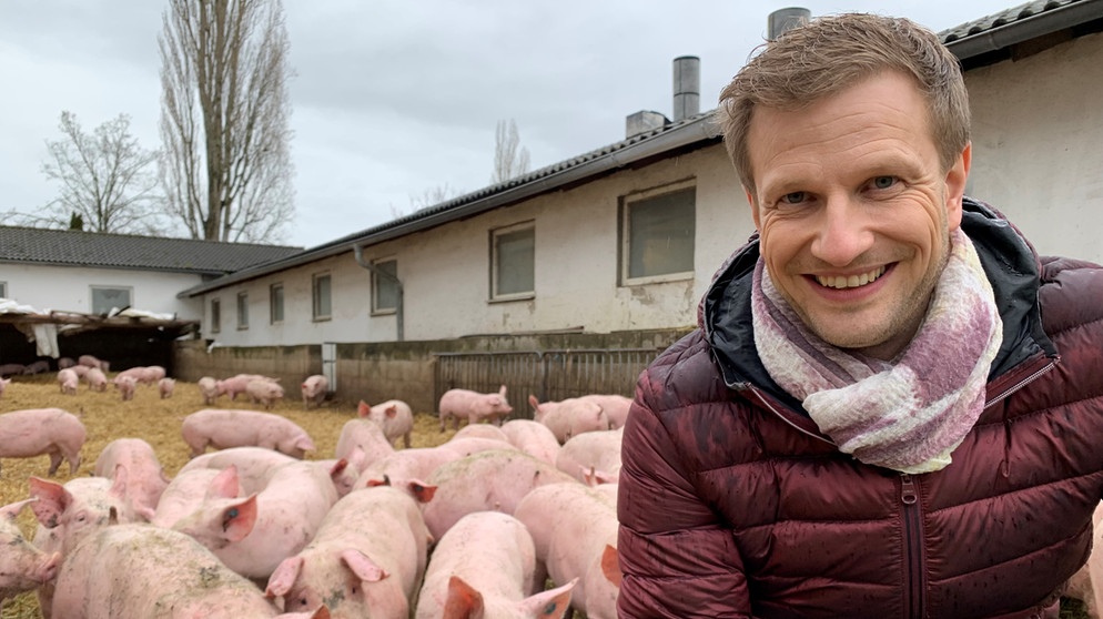 "Unser Land"-Moderator Florian Kienast | Bildquelle:  BR/Jutta Schilcher