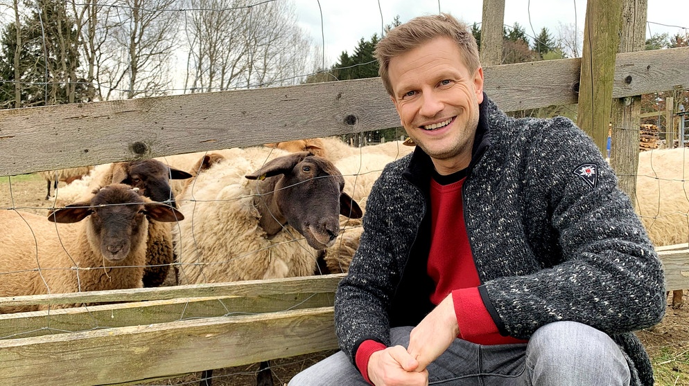 "Unser Land"-Moderator Florian Kienast | Bildquelle: BR/Jutta Schilcher