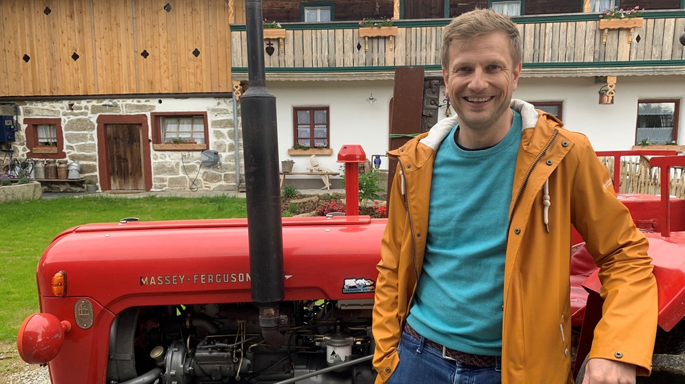 "Unser Land"-Moderator Florian Kienast | Bildquelle: BR/Jutta Schilcher