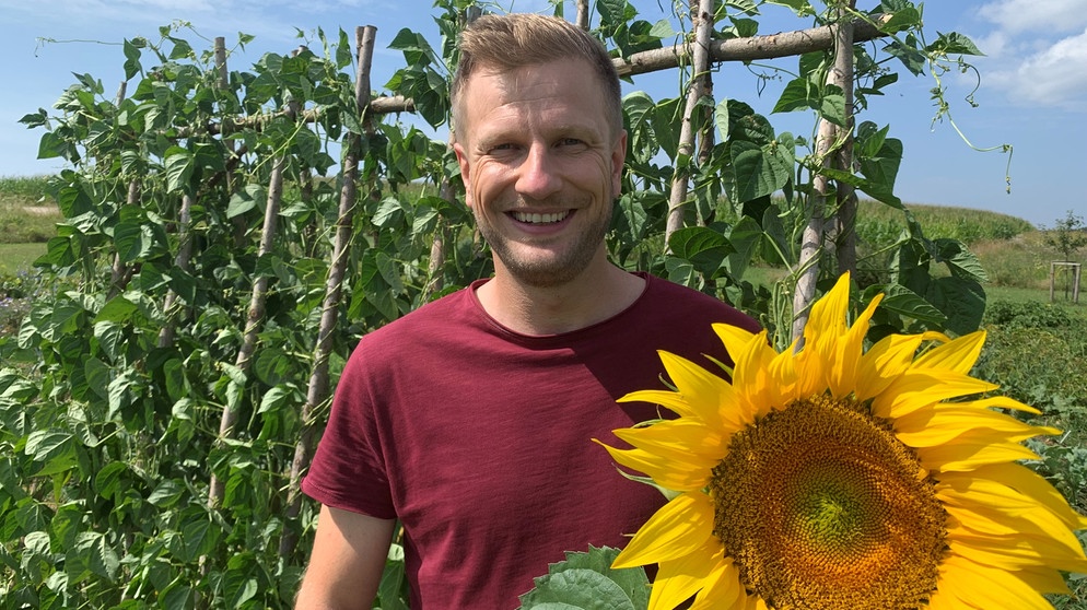 "Unser Land"-Moderator Florian Kienast | Bildquelle: BR/Jutta Schilcher