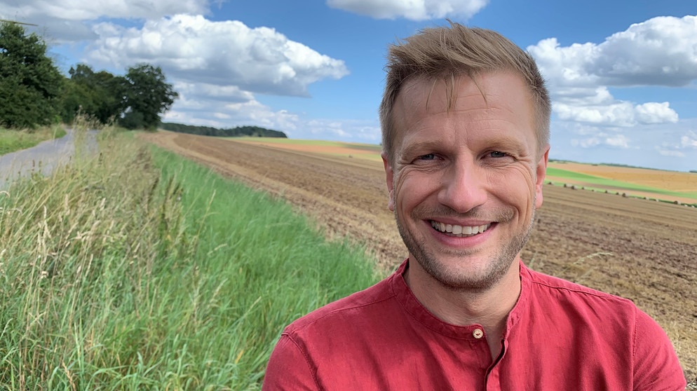 "Unser Land"-Moderator Florian Kienast | Bildquelle: BR/Jutta Schilcher