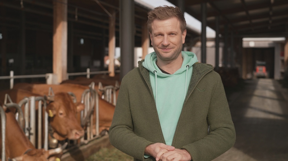 "Unser Land"-Moderator Florian Kienast im Stall | Bildquelle: BR/Andrea Mittlmeier