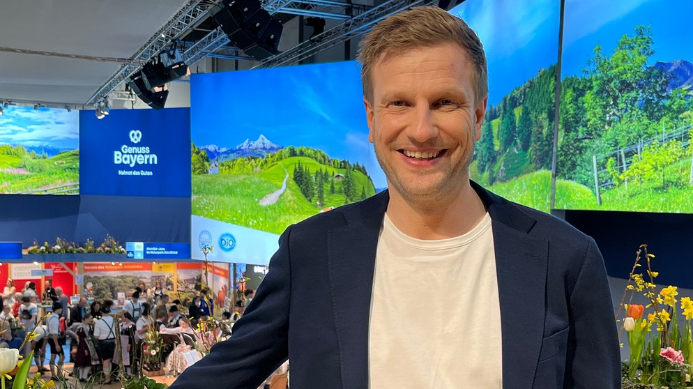 "Unser Land"-Moderator Florian Kienast bei der Grünen Woche in Berlin | Bildquelle: Unser Land / Tobias Betz