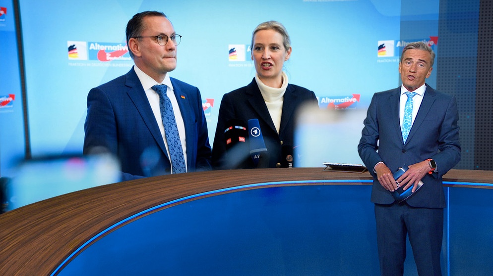 Moderator Stefan Scheider im BR24-Studio | Bildquelle: BR
