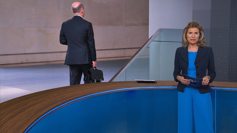 Moderatorin Anouschka Horn im BR24-Studio | Bildquelle: BR