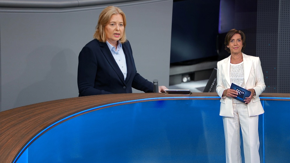 Moderatorin Ursula Heller im Studio | Bildquelle: BR