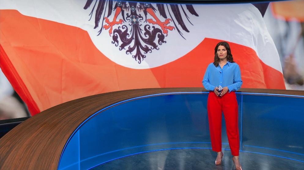 Moderatorin Sandra Rieß im BR24-Studio | Bildquelle: BR