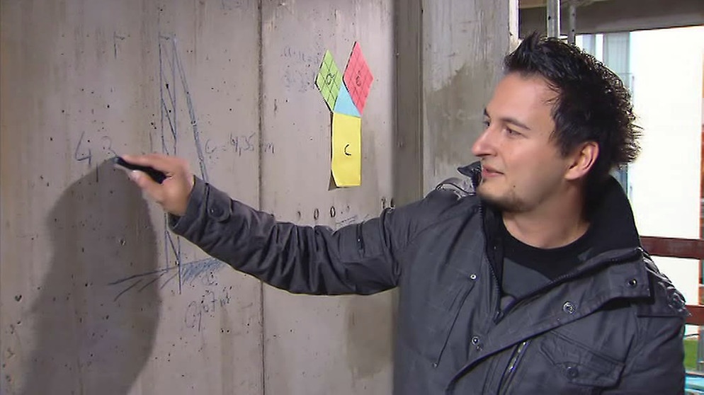 Sebastian Wohlrab erklärt den Satz des Pythagoras an einer Wand | Bildquelle: Bayerischer Rundfunk