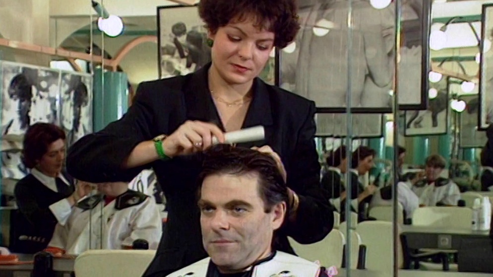 Ein Friseurin bei ihrer Arbeit. | Bildquelle: BR