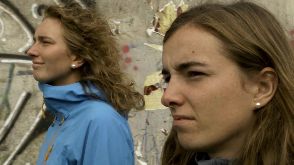 Nelly und Peggy an der Berliner Mauer | Bildquelle: BR Fernsehen