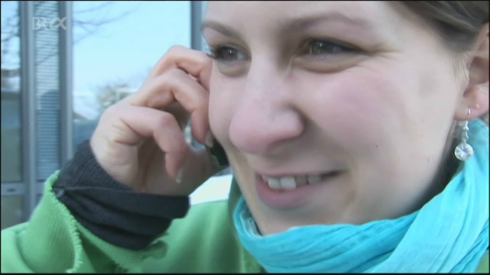 Schülerin telefoniert mit ihrem Handy | Bildquelle: Bayerischer Rundfunk